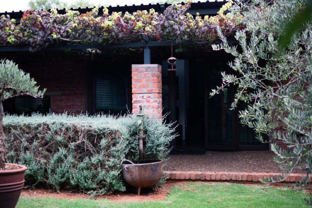 Bed and Breakfast Liedjiesbos Urban Olive Farm Bloemfontein Exterior foto